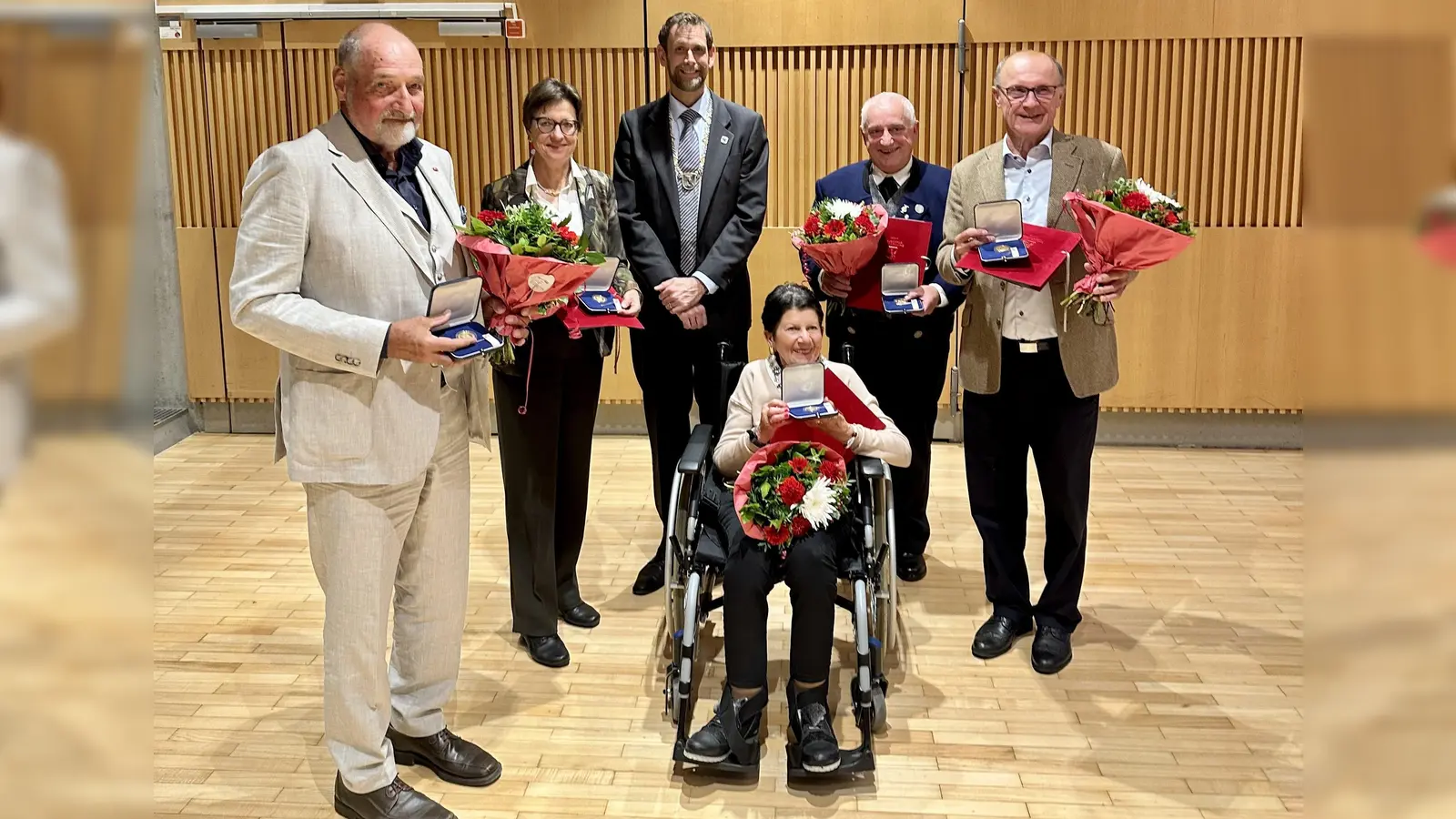 Im vergangenen Jahr wurde Barbara Frey (im Rollstuhl) noch mit der Bürgermedaille ausgezeichnet. Jetzt ist sie mit 80 Jahren gestorben. Mit auf dem Foto (von links): Thomas Thallmair, Irmgard Franken, Bürgermeister Patrick Janik, Hans Raphael und Reinhard Dirr. (Foto: Stadt Starnberg)