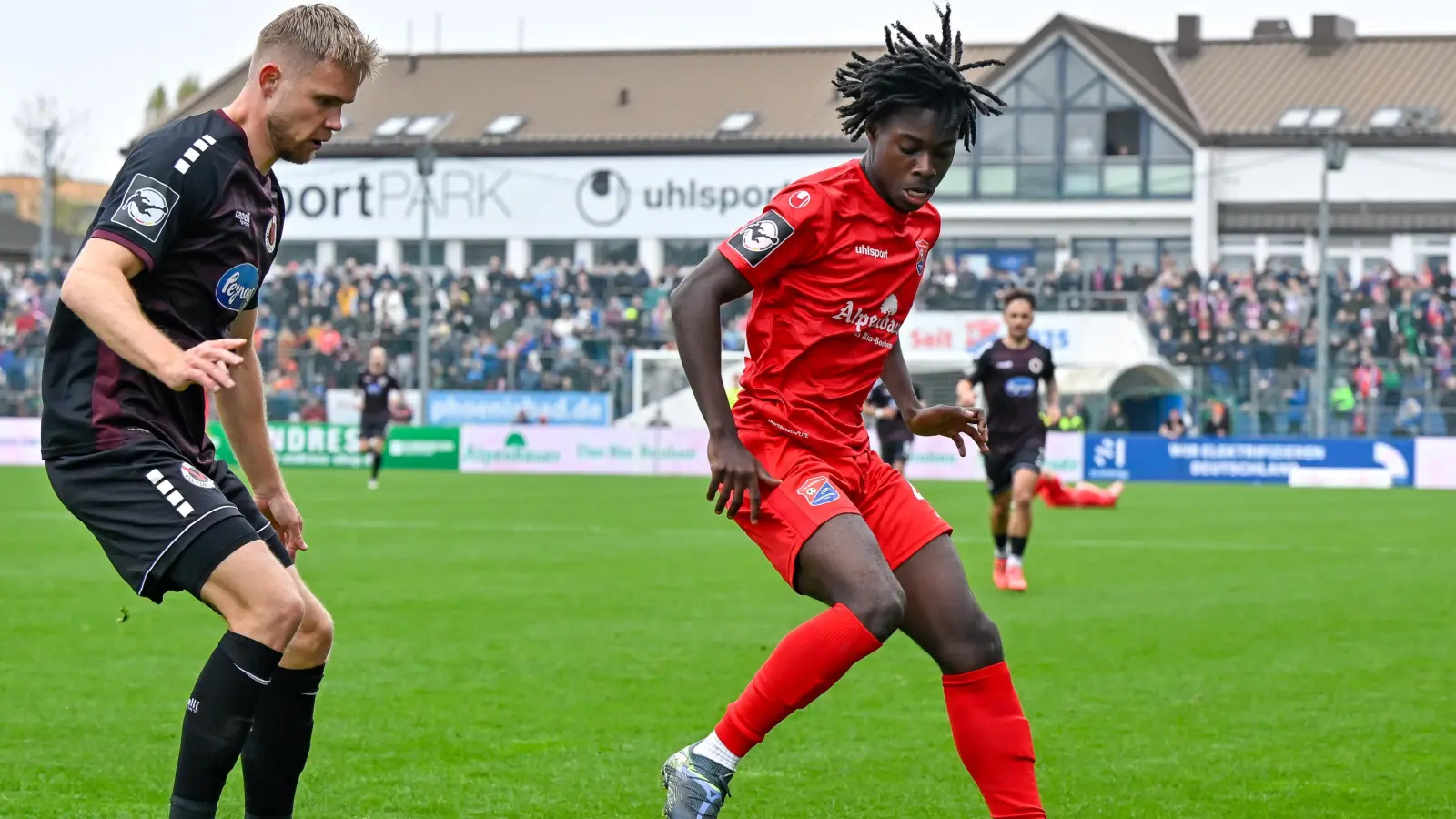 Gibson Adu (rechts) könnte bald wieder im Sportpark Unterhaching auflaufen. (Foto: Sven Leifer)