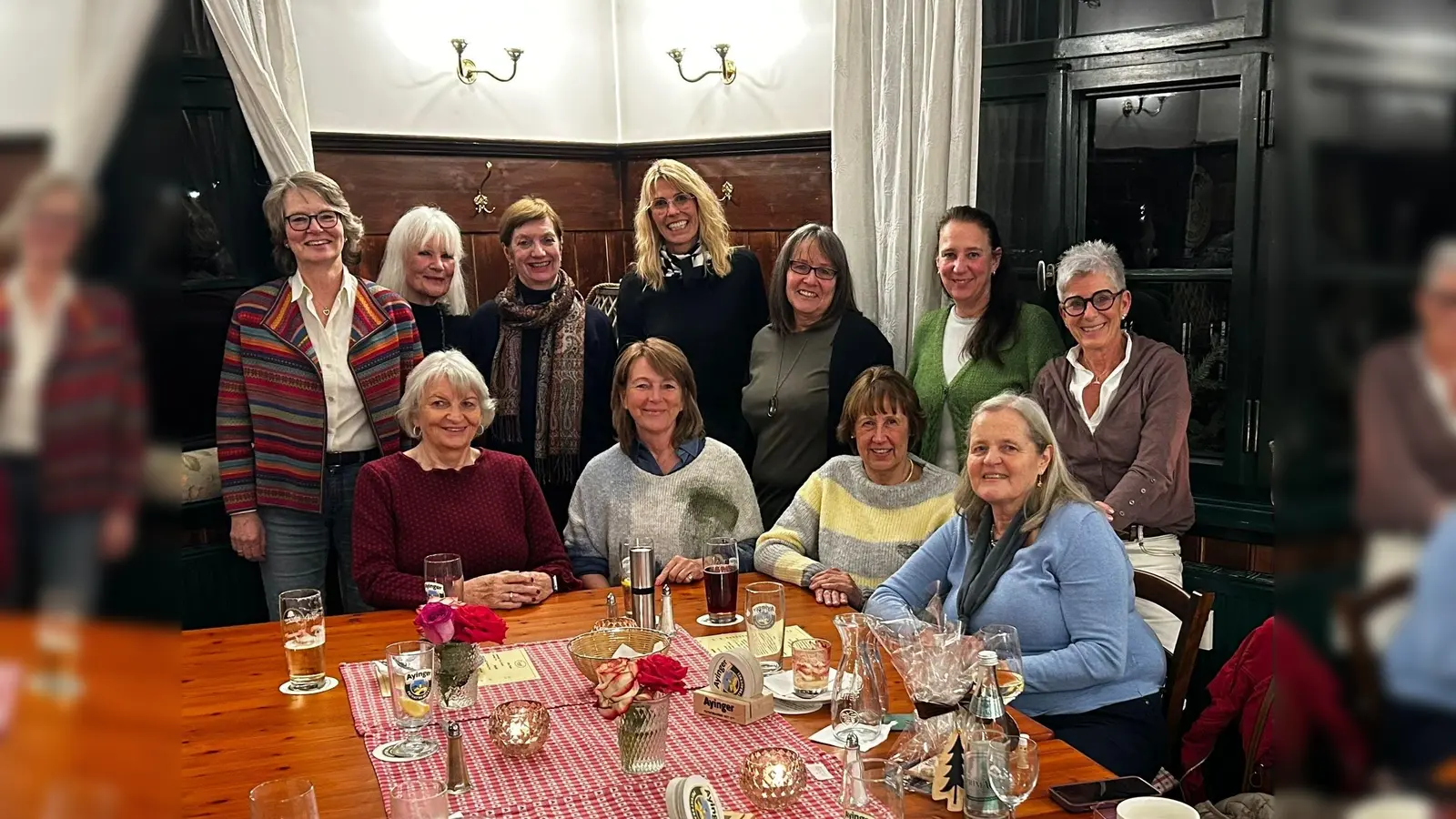 Das Allerlei-Team und Bettina Finger vom Projekt „Ich hör dir zu” stießen gemeinsam auf ein erfolgreiches und kommunikatives Jahr an.  (Foto: Welz)