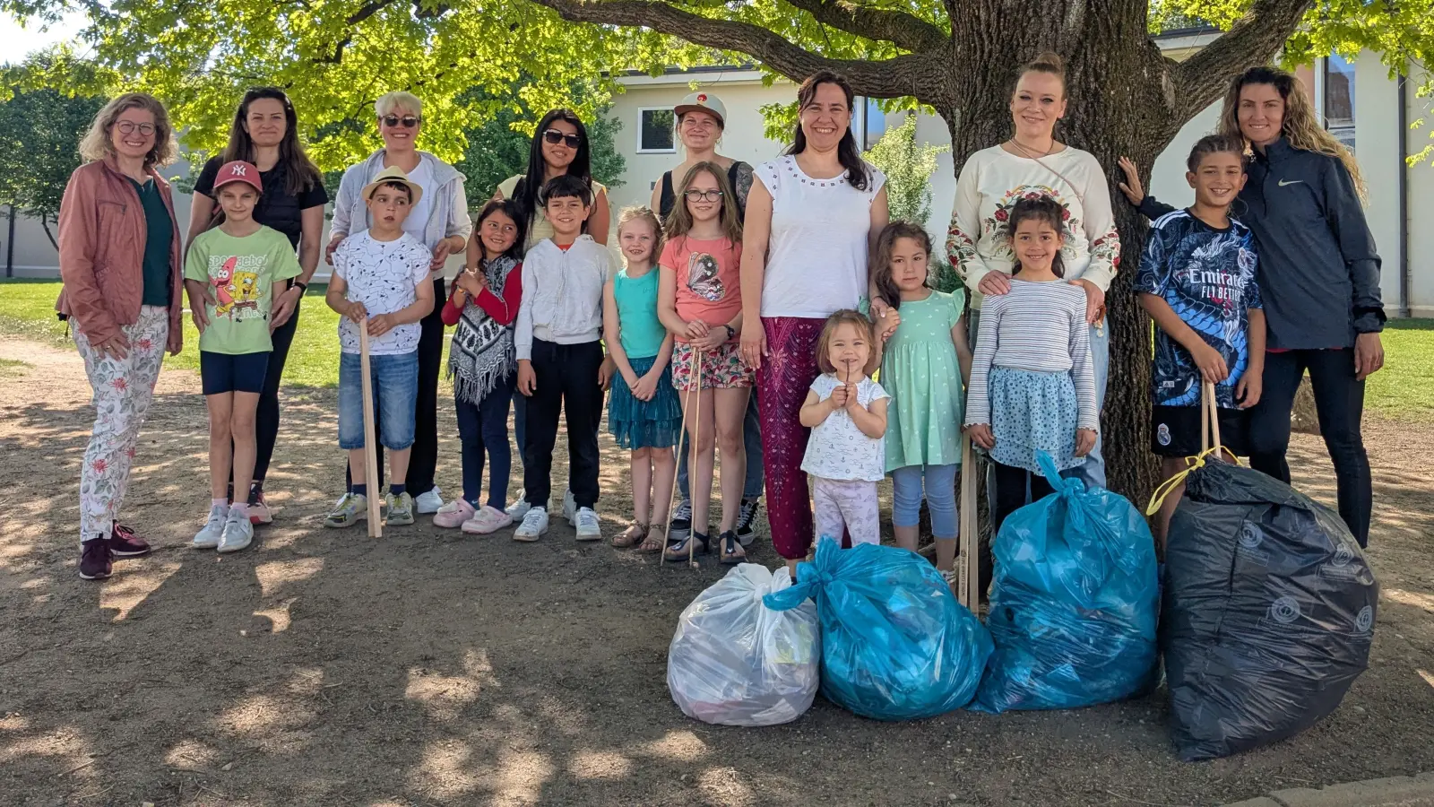 Schulleiterin Monika Ring (l.) und ein Teil des Sammelteams freuen sich über ihre „Ausbeute“. (Foto: Fernpaßgrundschule)