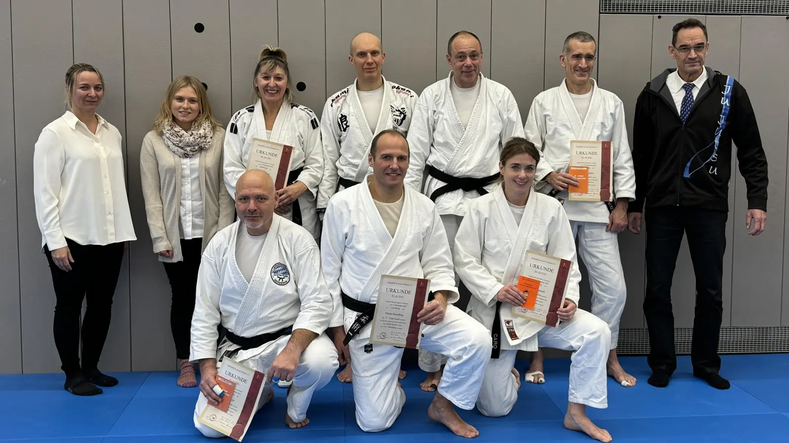 Die Prüfungsteilnehmer zum 2. Dan. Über ihren Erfolg freuten sich auch Uwe Wolff (vorne links) und Stefano Paolieri (hinten rechts).<br>  (Foto: SCUG)