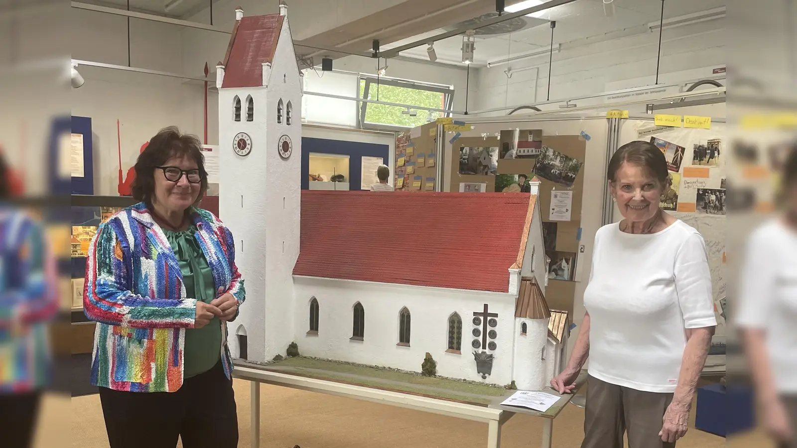 Vor dem Modell von St. Martin stehen die Vorsitzende des Fördervereins, Andrea Schaal (l.) und Sylvia Doll. (Foto: pst)