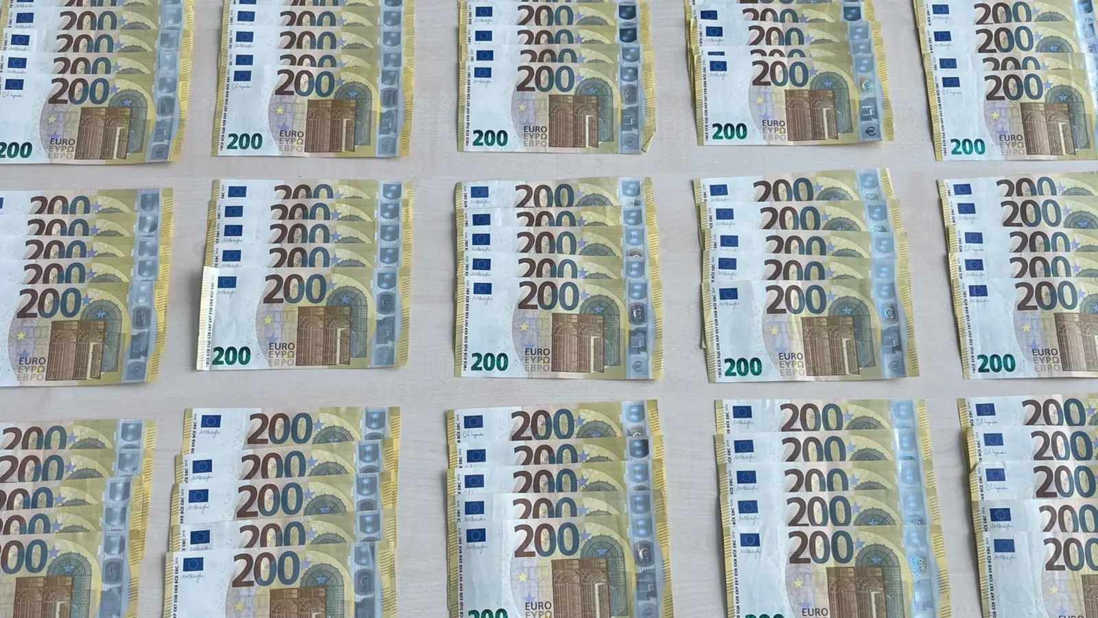 Eine Frau hat in einem ICE 15.000 Euro Bargeld in ausschließlich 200-Euro-Scheinen gefunden. (Foto: Bundespolizei)
