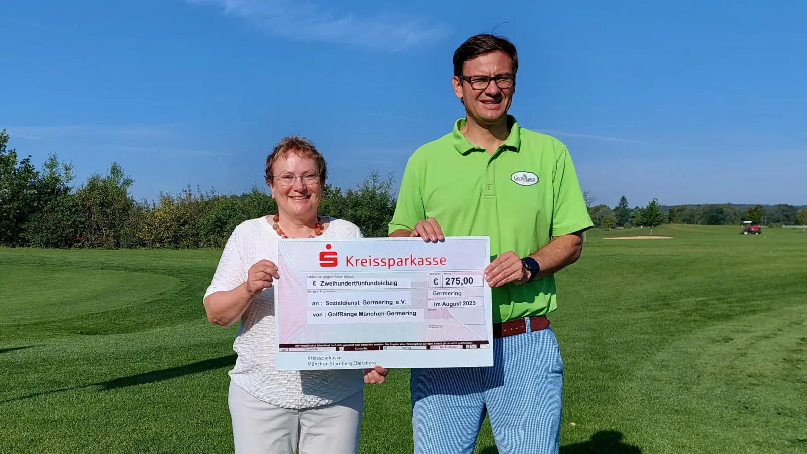 Anlagenleiter Andreas Aumann überreichte Sozialdienst-Vorstand SabineBrügel-Fritzen den symbolischen Scheck in Höhe von 275 Euro. (Foto: Sozialdienst Germering e.V.)