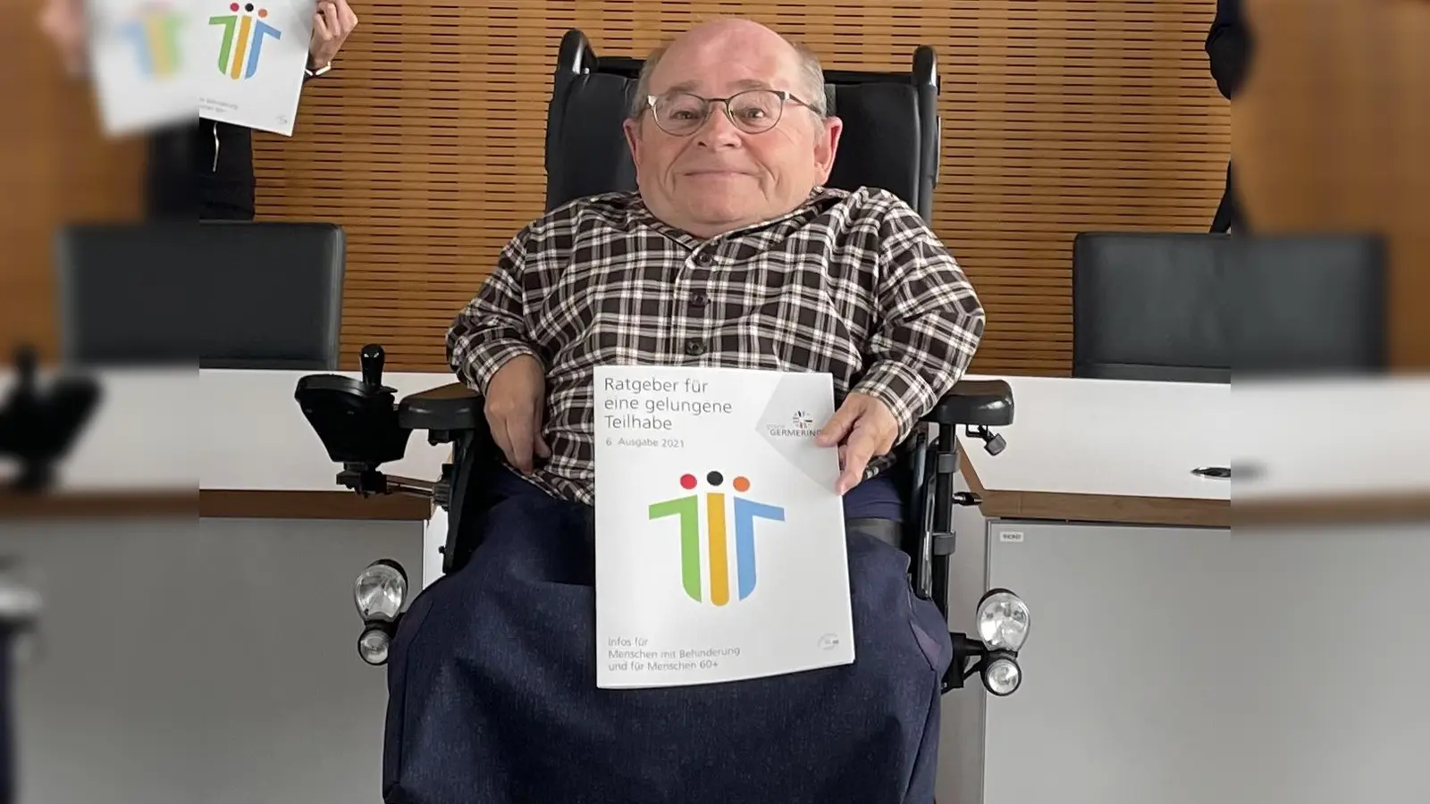 Herbert Sedlmeier mit der Teilhabe-Broschüre, die er auf den Weg gebracht hat.<br> (Foto: pst)