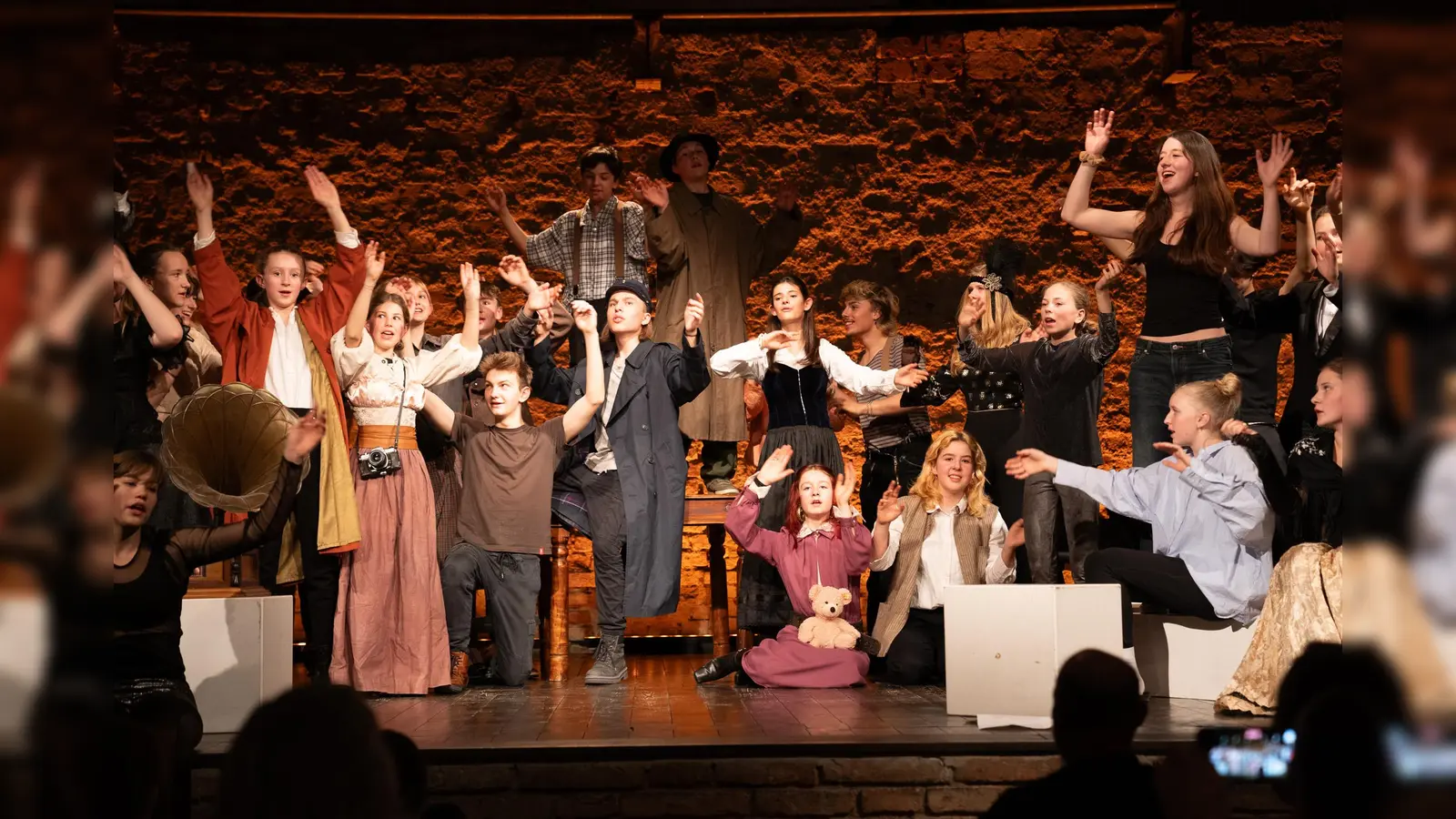 Die Montessori-Schüler tauchten auf der Bühne in eine wichtige historische Epoche ein. (Foto: Birgit Hart)
