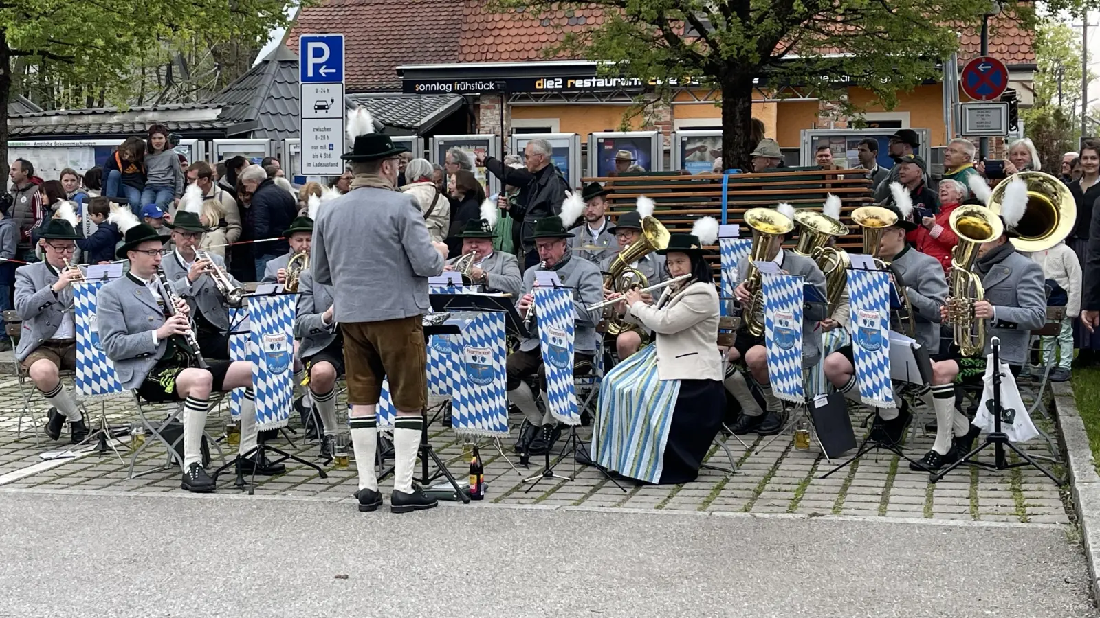 Die Blaskapelle Harmonie sorgte für die passende musikalische Begleitung bei der Eröffnung des Ottobrunner Straßenfestes. (Foto: hw)