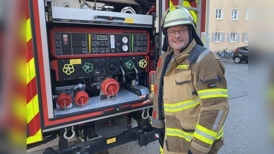 Ehrenamtliches Engagement: Sebastian Beel sorgt dafür, dass die Kameraden am Einsatzort sofort mit der Hilfe beginnen können. (Foto: Gemeinde Krailling/Solveig Butzert)