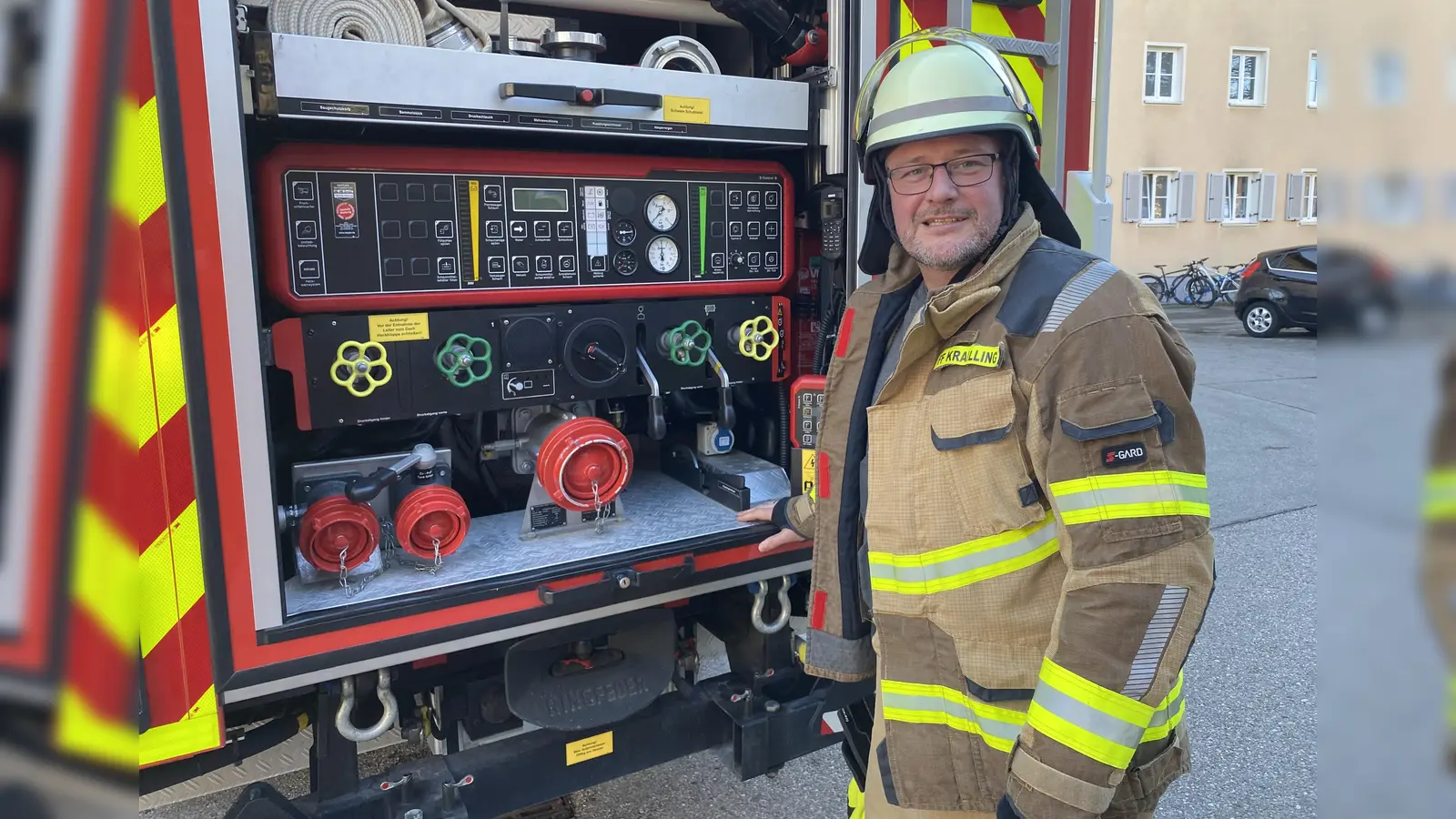 Ehrenamtliches Engagement: Sebastian Beel sorgt dafür, dass die Kameraden am Einsatzort sofort mit der Hilfe beginnen können. (Foto: Gemeinde Krailling/Solveig Butzert)