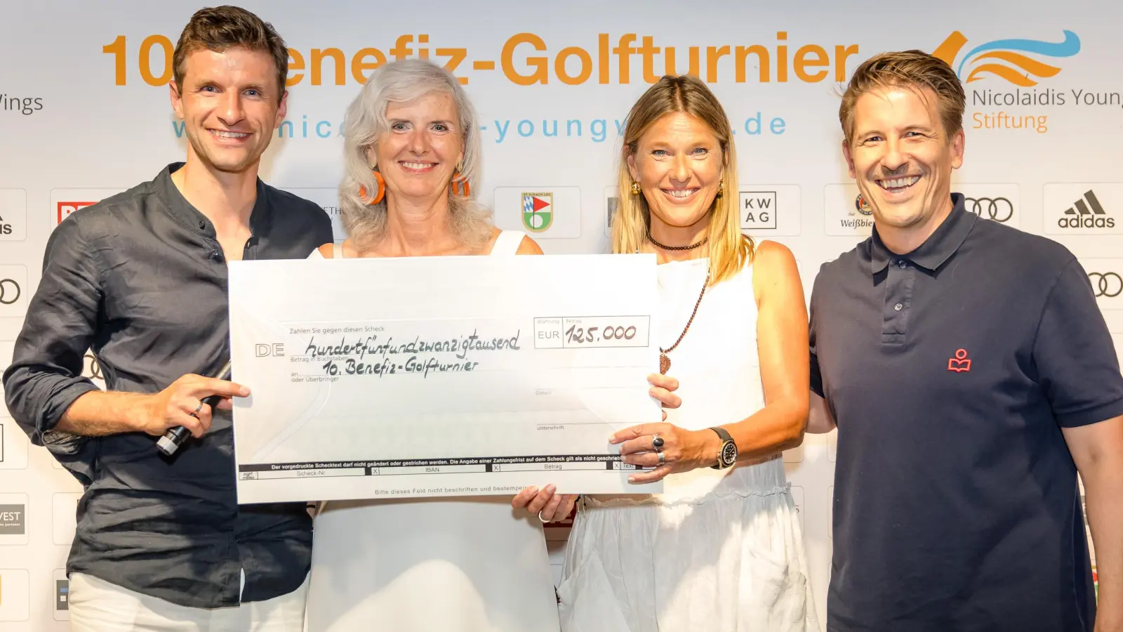 Strahlende Gesichter bei der Scheckübergabe (von links): Thomas Müller, Karin Neumeier, Bettina Glönkler und Michael Leopold. (Foto: Nadine Rupp)