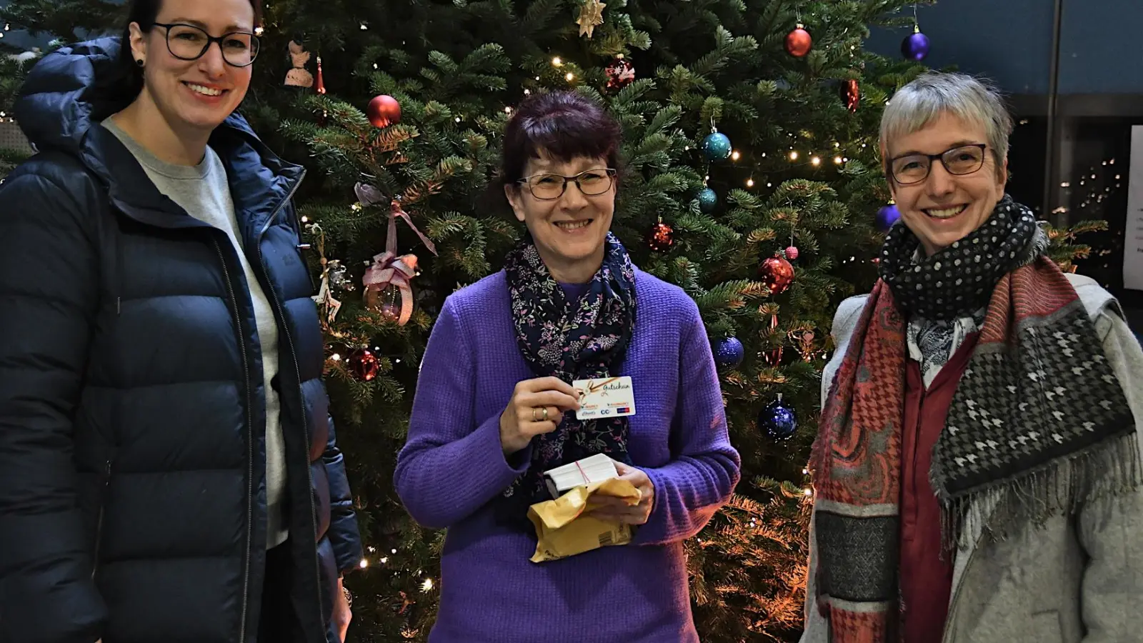 Von links: Lena Sterzer, stellvertretende Bezirksausschussvorsitzende; Silvia Arto (Sozialbürgerhaus) und Nina Reitz vom Bezirksausschuss vor dem Weihnachtsbaum des Sozialbürgerhauses am Ostbahnhof. (Foto: SPD Haidhausen)