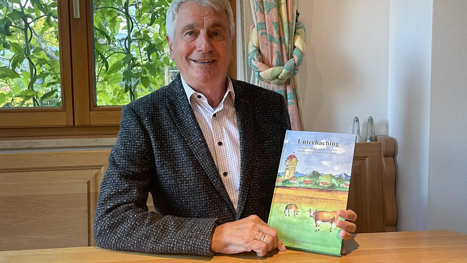 Heimatforscher Werner Reindl stellt sein Buch über den Gartenbau im Hachinger Tal vor.  (Foto: hw)