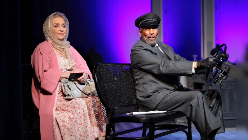 Geschafft: Chauffeur Hoke (Ron Williams) hat Miss Daisy (Doris Kunstmann) überredet, in den Wagen zu steigen. (Foto: Dietrich Dettmann)