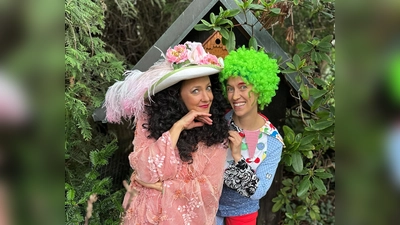 Ein großer Spaß für Kinder: Lydia Teuscher als Sopranistin KiKilina und Anne Schätz als KiKolino am Klavier (Foto: Mozartgesellschaft-München)