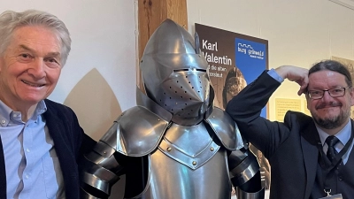 Erstellten gemeinsam die brandneue Ausstellung „Karl Valentin und die alten Rittersleut” auf der Burg Grünwald, Dr. Reinhard G. Wittmann (l.) und Dr. Mathias Will (r.).  (Foto: hw)