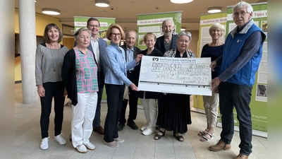 Einen symbolischen Scheck in Höhe von 1000 Euro vom Kunstforum Gilching konnte Stefan Schilling (r.) vom LBV entgegen nehmen <br> (Foto: pst)