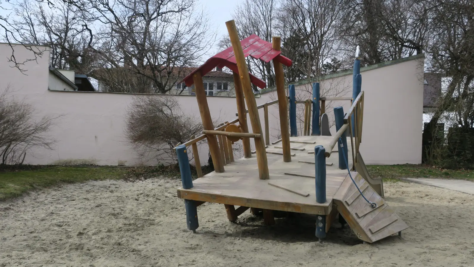Auf Veranlassung des Bezirksausschusses werden die Wände am Piratenspielplatz am Laimer Anger künstlerisch gestaltet. (Foto: Gerhard Laub)