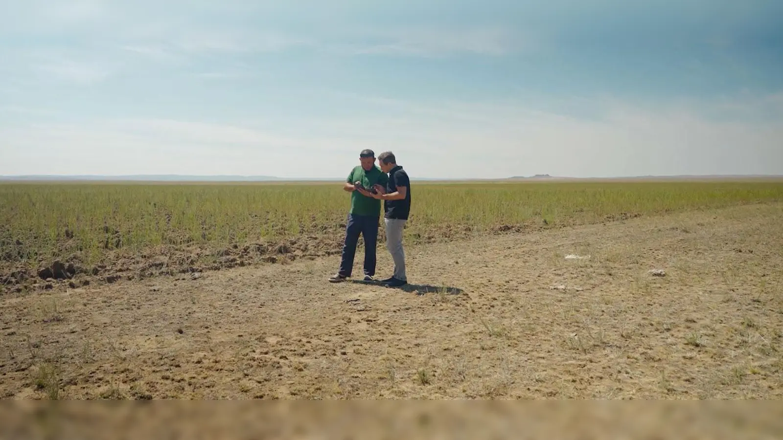 Fachleute vor Ort in Kasachstan tragen ihre Beobachtungen in eine App ein. (Foto: Katja Lenz / DLR)