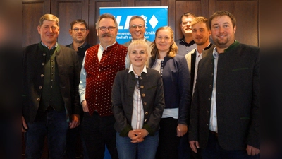 Der neue ELF-Bezirksvorstand (von links): Beisitzer Franz Blinninger (Rosenheim), Schatzmeister Martin Bruckmeier (Mühldorf), Beisitzer Thomas Huber (Erding), Vorsitzender Michael Hamburger (Erding), Schriftführerin Sonja Aigner (Freising), Beisitzerin Katharina Wiltsch (Ebersberg), Beisitzer Georg Kirchmeier (Mühldorf), stv. Vorsitzender Matthias Heiml (Mühldorf), Beisitzer Franz Baisl (Altötting). (Foto: F. Irl und Sonja Aigner )
