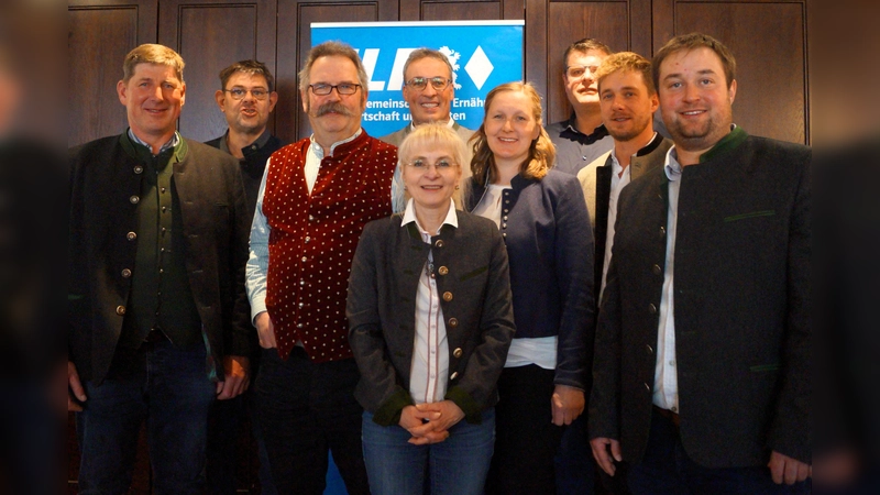 Der neue ELF-Bezirksvorstand (von links): Beisitzer Franz Blinninger (Rosenheim), Schatzmeister Martin Bruckmeier (Mühldorf), Beisitzer Thomas Huber (Erding), Vorsitzender Michael Hamburger (Erding), Schriftführerin Sonja Aigner (Freising), Beisitzerin Katharina Wiltsch (Ebersberg), Beisitzer Georg Kirchmeier (Mühldorf), stv. Vorsitzender Matthias Heiml (Mühldorf), Beisitzer Franz Baisl (Altötting). (Foto: F. Irl und Sonja Aigner )