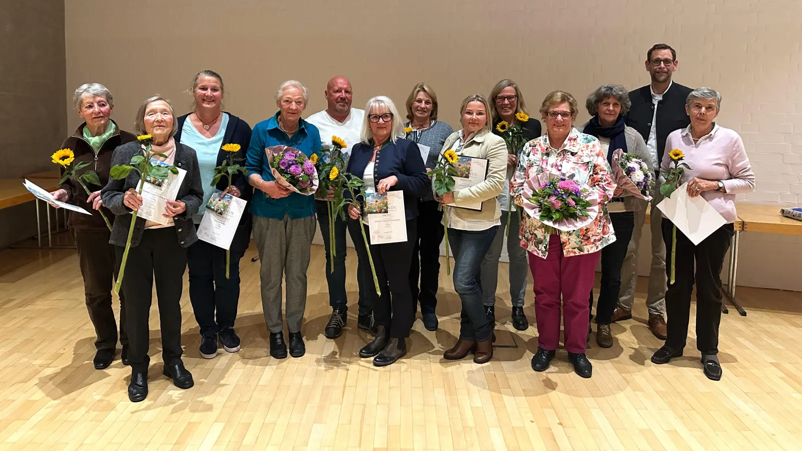 Die Gewinner des Blumenschmuckwettbewerbs (von links): Marianne Floritz, Martina Wild, Barbara Uffelmann, Josefine Mayr (Vorstand Obst- und Gartenbauverein Söcking), Michael Beck, Helga Blunk, Annette Hinkofer, Jekaterina Bayer, Silke Schmid, Brunhilde Moll (Vorstand Obst- und Gartenbauverein Perchting), Gertraud Küchler (Vorstand Obst- und Gartenbauverein Hadorf), Erster Bürgermeister Patrick Janik und Editha Dietrich. (Foto: job)