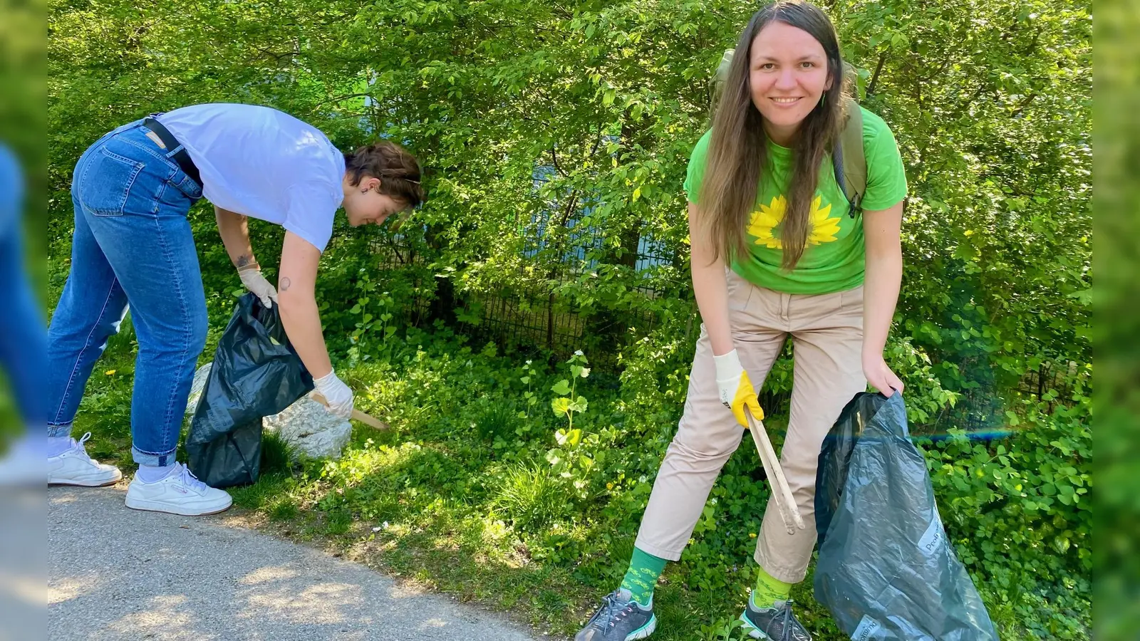 Den beiden Organisatorinnen, Larissa Schmid und Janine Malz, freuen sich über weitere Helfer bei den Müllsammelaktionen. (Foto: Mühlstraßer)