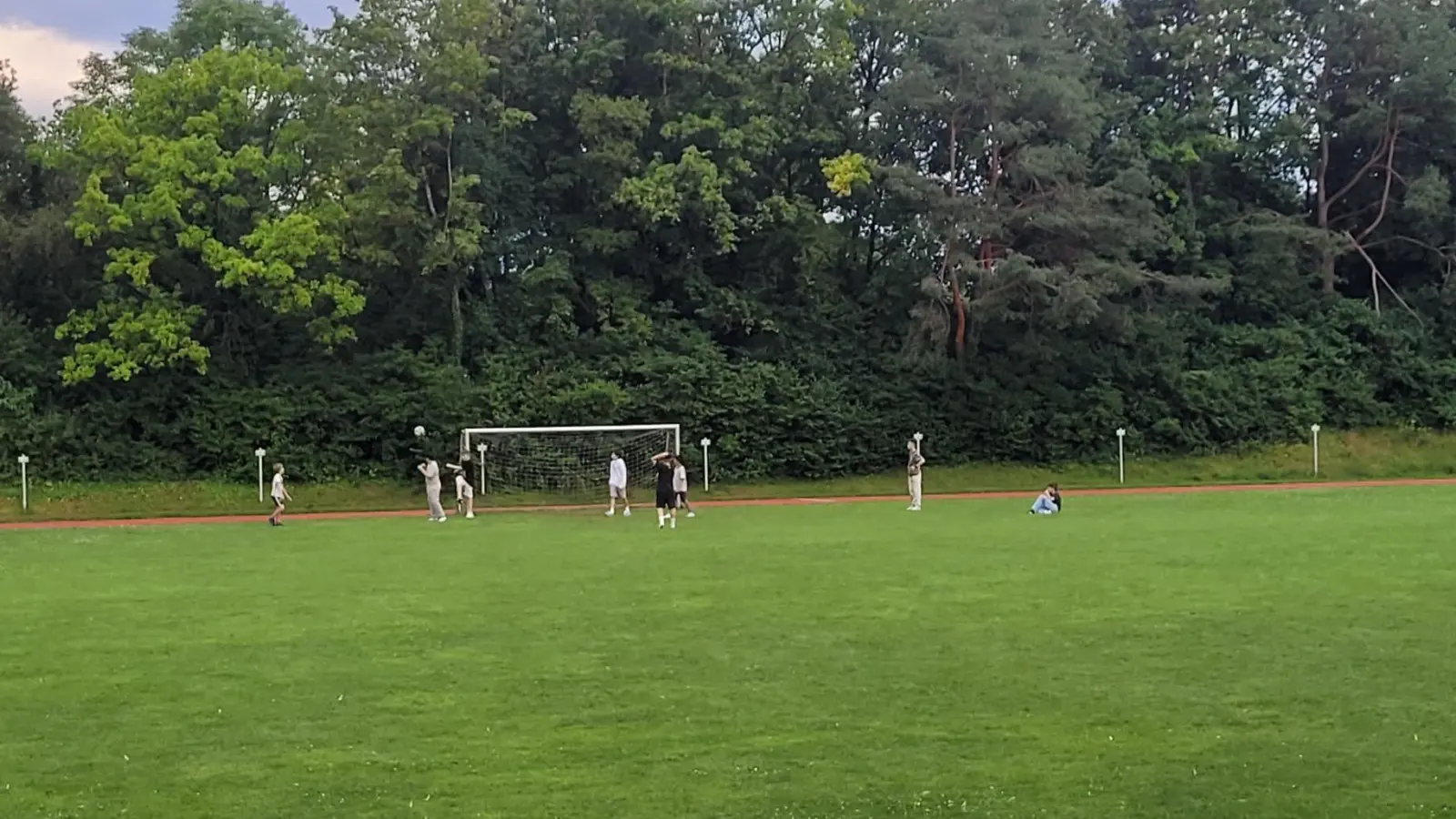 Den großen Sportplatz hatten die Fünftklässler der Georg-Büchner-Realschule einen Abend lang ganz für sich alleine. (Foto: GBR)