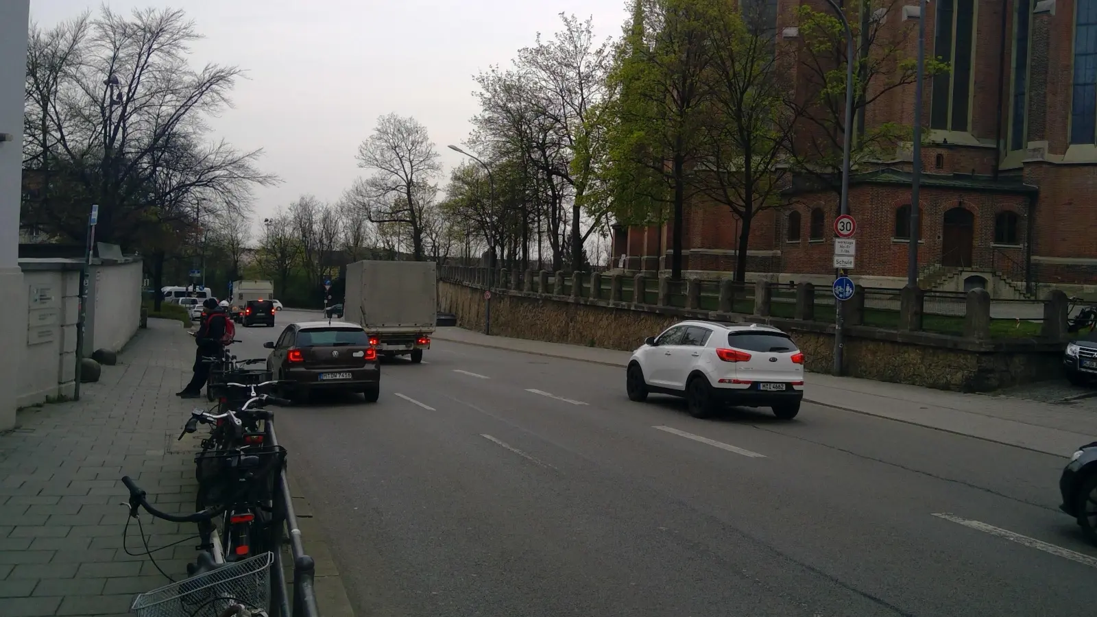 Rund um die Ichoschule in Obergiesing gilt werktags von 7 bis 18 Uhr ein Tempolimit von 30 km/h, doch nicht alle Autofahrer halten sich daran. Schüler, Eltern und Lehrer wollen daher ab dem 29. April in einer Aktionswoche darauf aufmerksam machen. (Foto: bs, privat)