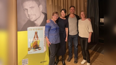 Andrea Schlick, Heike Voss und Angela Pschorr von der Gemeindebücherei (v. l.) haben die Lesung mit Leo Reisinger organisiert. (Foto: Gemeinde Alling)