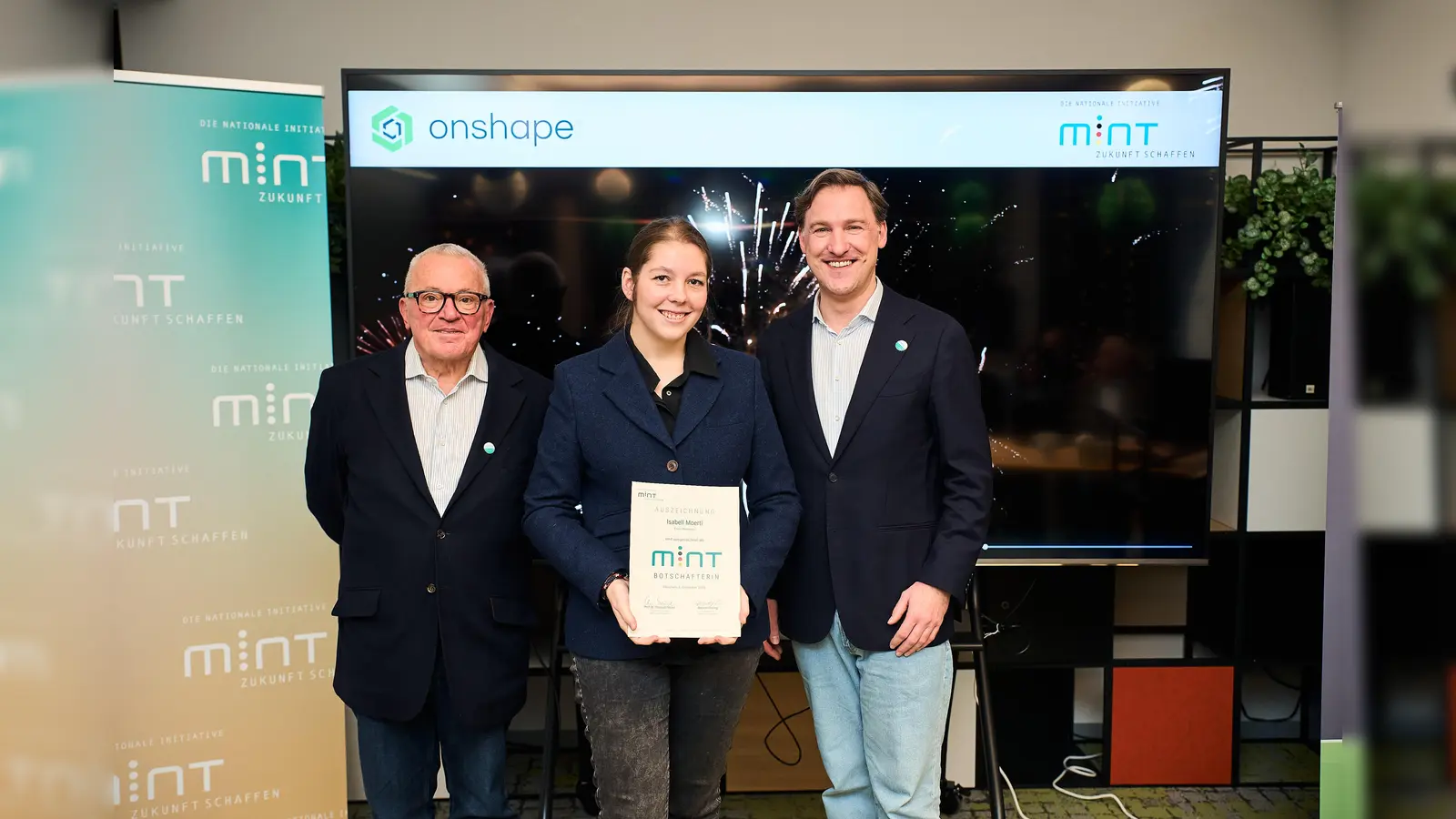 Thomas Sattelberger, Gründer „MINT Zukunft schaffen”, <br>Isabel Moertl, Pädagogin und MINT-Beauftragte EmiLe und Benjamin Gesing (v.l.) bei der Verleihung. (Foto: Fabian Vogel)