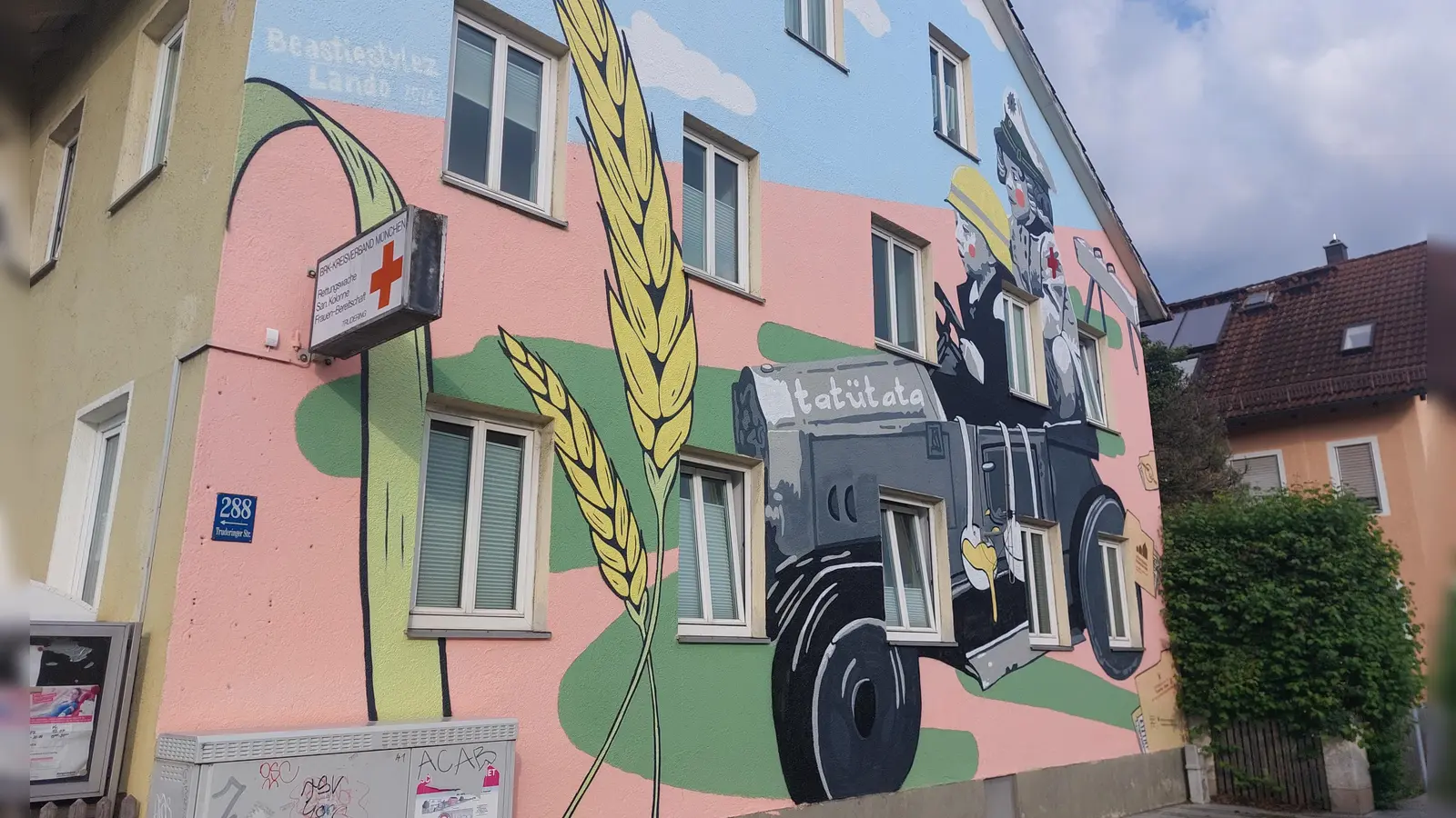 Das Motiv zeigt in seiner Bildsprache die wechselhafte Geschichte des ehemaligen Truderinger Rathauses. (Foto: bas)