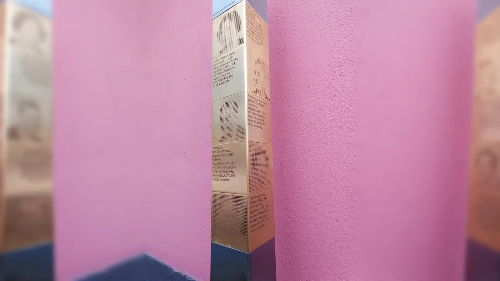 Vor dem Hauseingang erinnert die Stele an die Familie Hecht. (Foto: job)