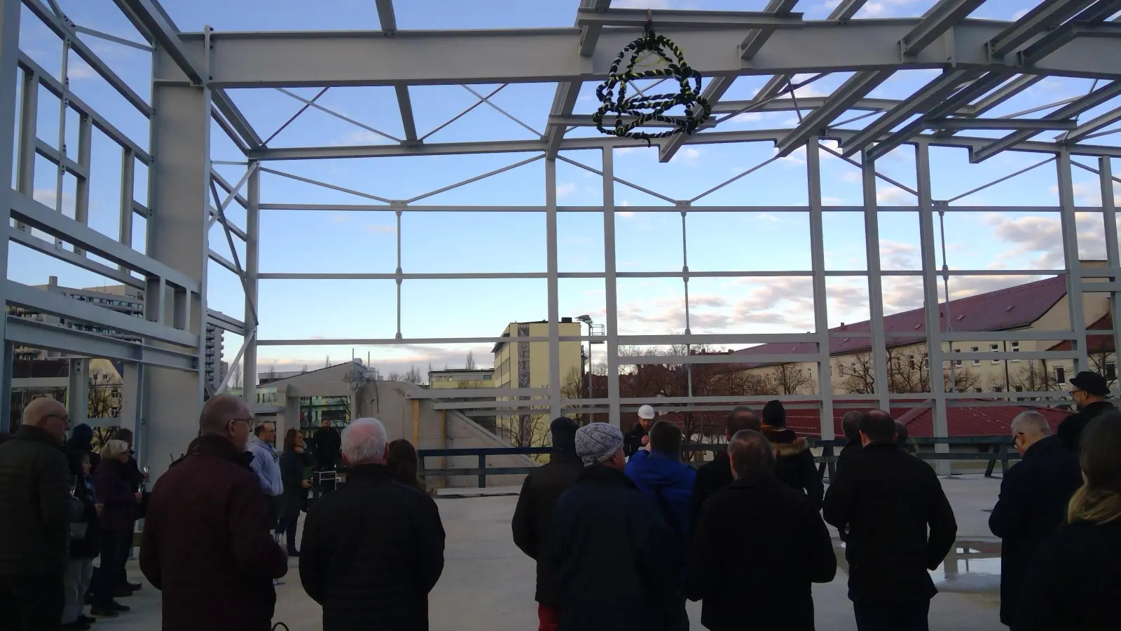 Über den Dächern der Oberen Au: Vor kurzem hat der TSV München-Ost das Richtfest für seine neue Dreifach-Turnhalle gefeiert. (Foto: bs)