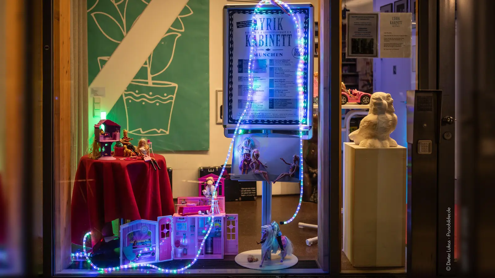 Bei „Poetry in Motion” verwandelt sich die Bühne des Lyrikkabinetts einmal im Monat in eine farbenschillernde Lounge-Landschaft.  (Foto: Dieter Lukas - Panobilder.de)