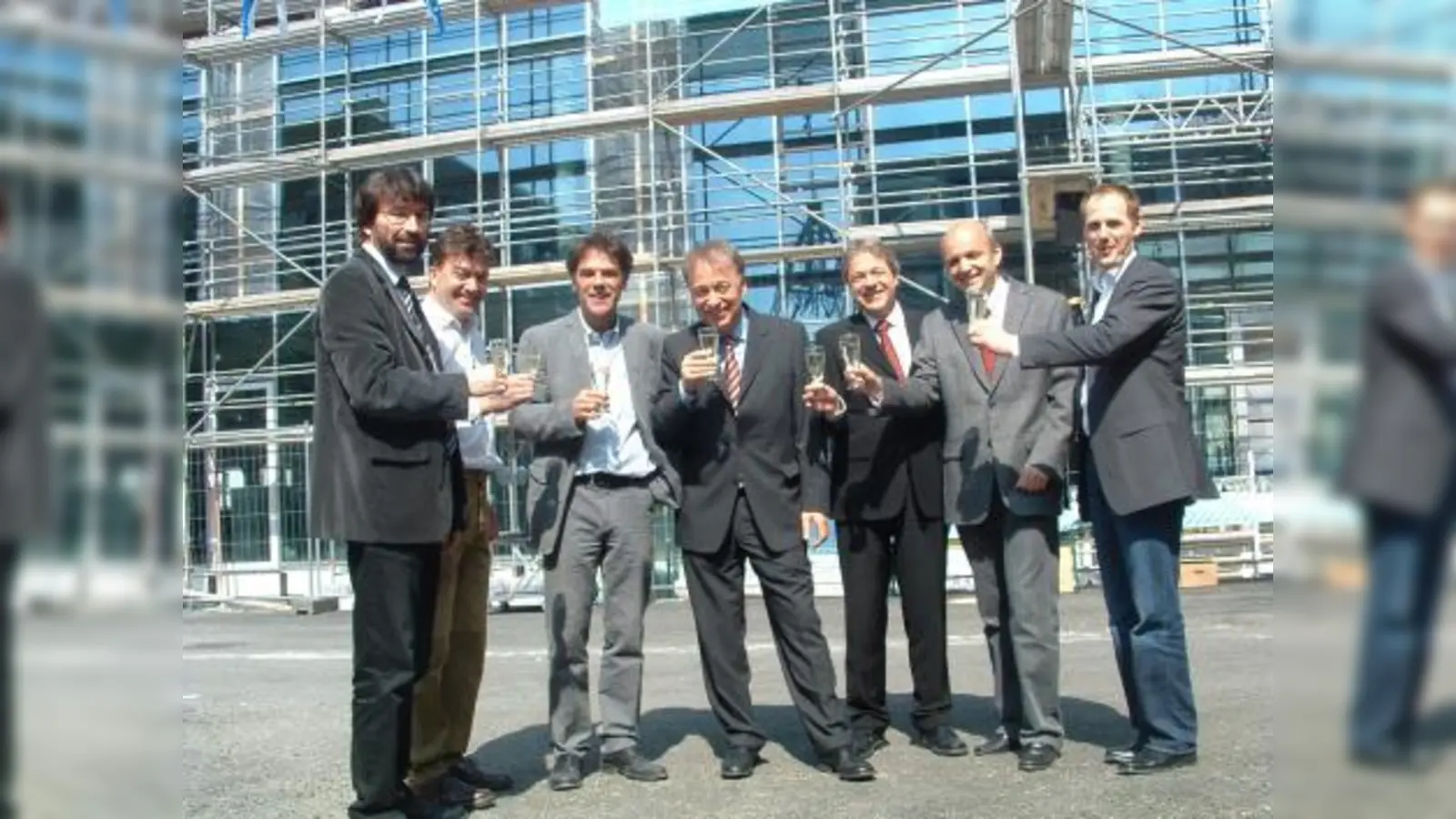 Anstoßen auf das neue Gebäude: v.l. Bernd Grözinger (Geschäftsführer Müller-BBM), Achim Probst (Müller-BBM), Claus Weinhart (BMBW Architekten), Rolf Michelsen (Vorstand Müller-BBM Holding AG), Dr. Edwin Schorer (Geschäftsführer Müller-BBM), Josef Hobelsberger (Geschäftsführer Müller-BBM VibroAkustik) und Stefan Schierer (Müller-BBM). (Foto: bb)
