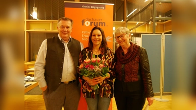 Gerhard Haszprunar, Vorsitzender des Dachauer Forums, und Geschäftsführerin Annerose Stanglmayr haben Kathrin Birkeneder (Mitte) verabschiedet. (Foto: Dachauer Forum)