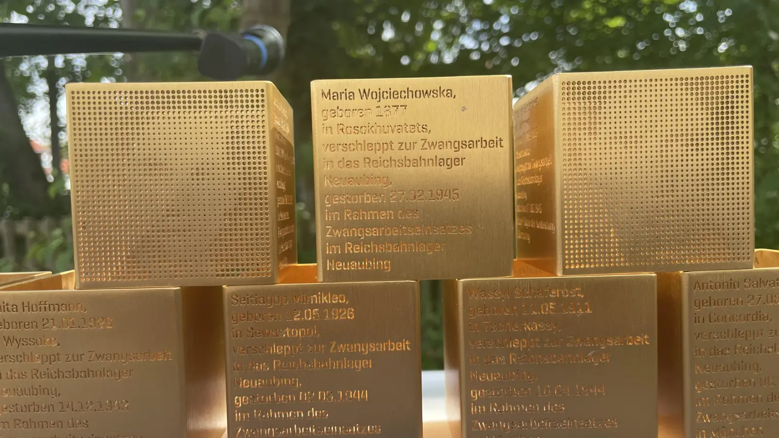 Elf Ehrenzeichen erinnern an die inhaftierten Zwangsarbeiterinnen und Zwangsarbeiter in Neuaubing. (Foto: Ulrike Seiffert)