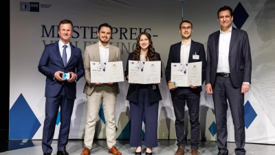 IHK-Hauptgeschäftsführer Manfred Gößl, Alexander Mebus, Maria Wendling, Alexander Maximilian Hohenester und Staatsminister Georg Eisenreich im GOP Varieté-Theater München (v.l.). (Foto: Matthias Balk/IHK für München und Oberbayern)