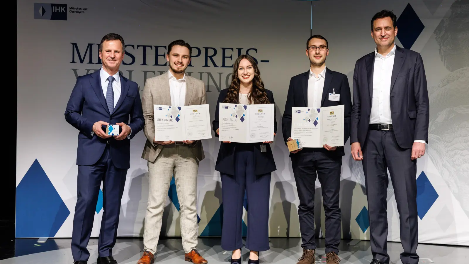 IHK-Hauptgeschäftsführer Manfred Gößl, Alexander Mebus, Maria Wendling, Alexander Maximilian Hohenester und Staatsminister Georg Eisenreich im GOP Varieté-Theater München (v.l.). (Foto: Matthias Balk/IHK für München und Oberbayern)