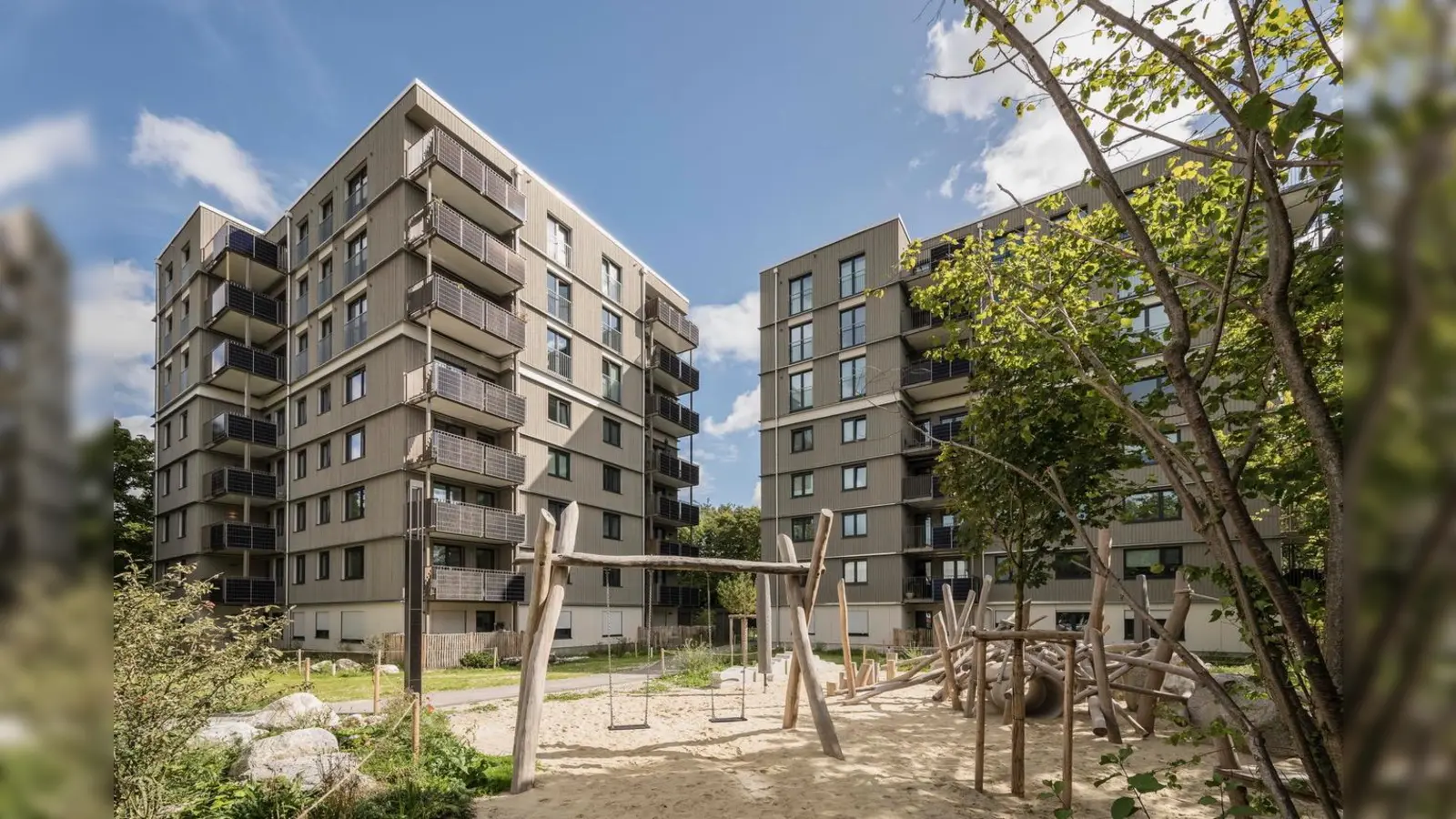 Die Grassinger Emrich Architekten GmbH erreichte Platz zwei in der Kategorie „Bauen im Bestand“ mit einem Projekt zur seriellen Sanierung und Aufstockung zweier Wohngebäude in Obermenzing. (Foto: Thilo Härdtlein)