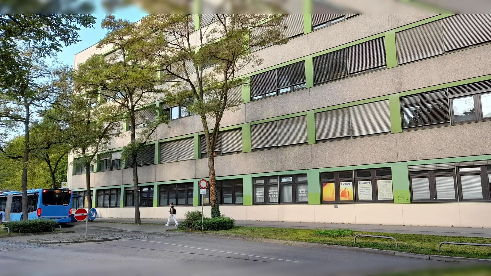 Die Ostfassade des Gewerbehofes soll schöner werden, das beantragte ein Bürger bei der diesjährigen Bürgerversammlung. (Foto: Beatrix Köber)