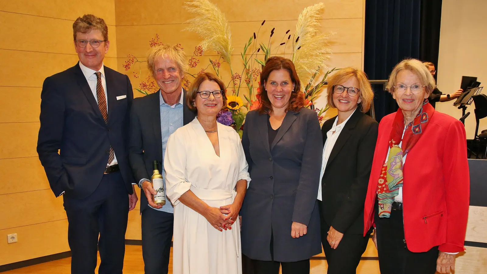 Beim Festakt (von links): Joachim Gengenbach (Vorsitzender Konzerngeschäftsführung Augustinum), Thomas Hetfleisch (Architekt), Christiane-Maria Rapp (Direktorin Augustinum Neufriedenheim), Verena Dietl (Bürgermeisterin), Petra Hellenthal (Augustinum) und Gisela Haasen (Augustinum). (Foto: H. P. Höck)
