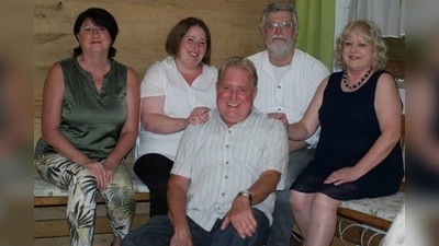 Das Bild zeigt das Ensemble 2022, das (fast) unverändert ist (von links): Hintere Reihe: Silvia Härtl, Martina Schwarzbach, Helmut Bauer, Ulli Rattay; vorne: Markus Verrecchia. Nicht auf dem Bild: Andrea Fendt.<br><br>Rechte am Bild: Gabriele Verrecchia, Guichinga Dorfbühne (Foto: Gabriele Verrecchia, Guichinga Dorfbühne)