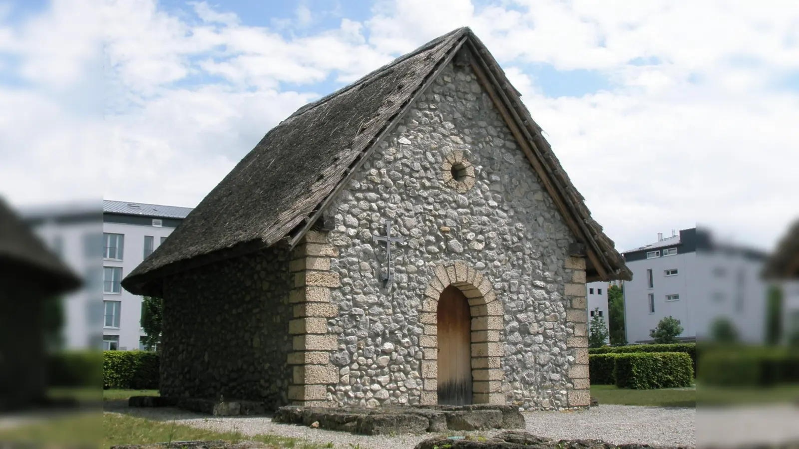 Die Adelskirche im Archäologischen Park Herrsching: Um 620/ 630 wurde zunächst eine Holzkirche errichtet. Bereits Ende des 7. Jahrhunderts wurde sie dann durch einen Steinbau ersetzt.. (Foto: Barbara Blankenburg)