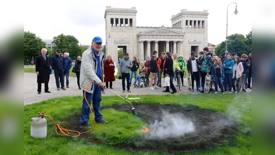 Mit dem Brandfleck an der Stelle, an der 1933 von den Nazis Bücher unliebsamer Autoren verbrannt worden waren, ruft Künstler Wolfram Kastner die Schandtat wieder ins Gedächtnis der Allgemeinheit zurück.  (Foto: W. Kastner)