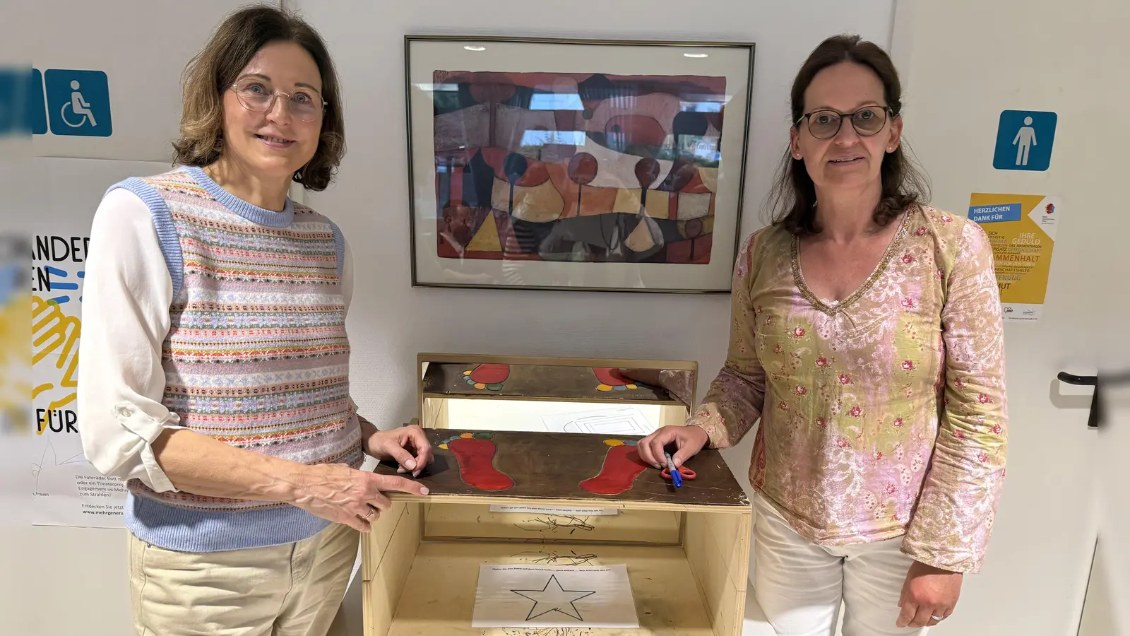 Christiane Niehus (l.) und Melanie Schillert von der Germeringer Insel informieren über Demenz. (Foto: pst)