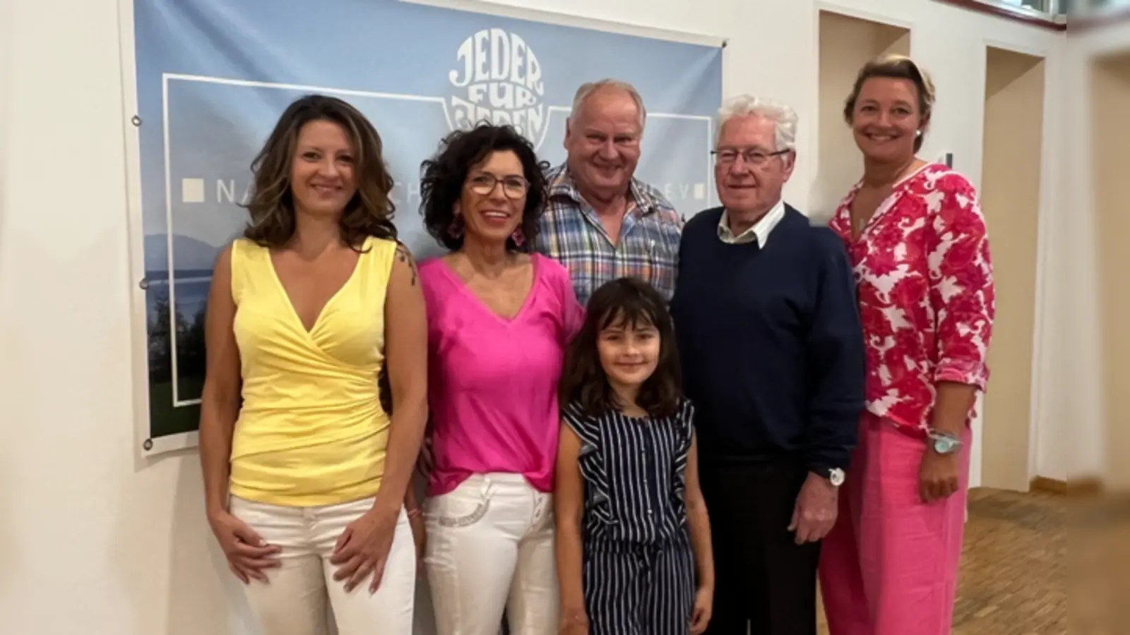 Engagieren sich für den guten Zweck in der Nachbarschaft (von links): Helferinnen Alexandra Zeitler, Alexandra Putz mit Enkelin Antonia, Heli Oliv Organisator, NBH-Vorstandsmitglied Reinhold Jauernek und NBH-Geschäftsführerin Eva Spiegelburg. (Foto: Nachbarschaftshilfe Feldafing)