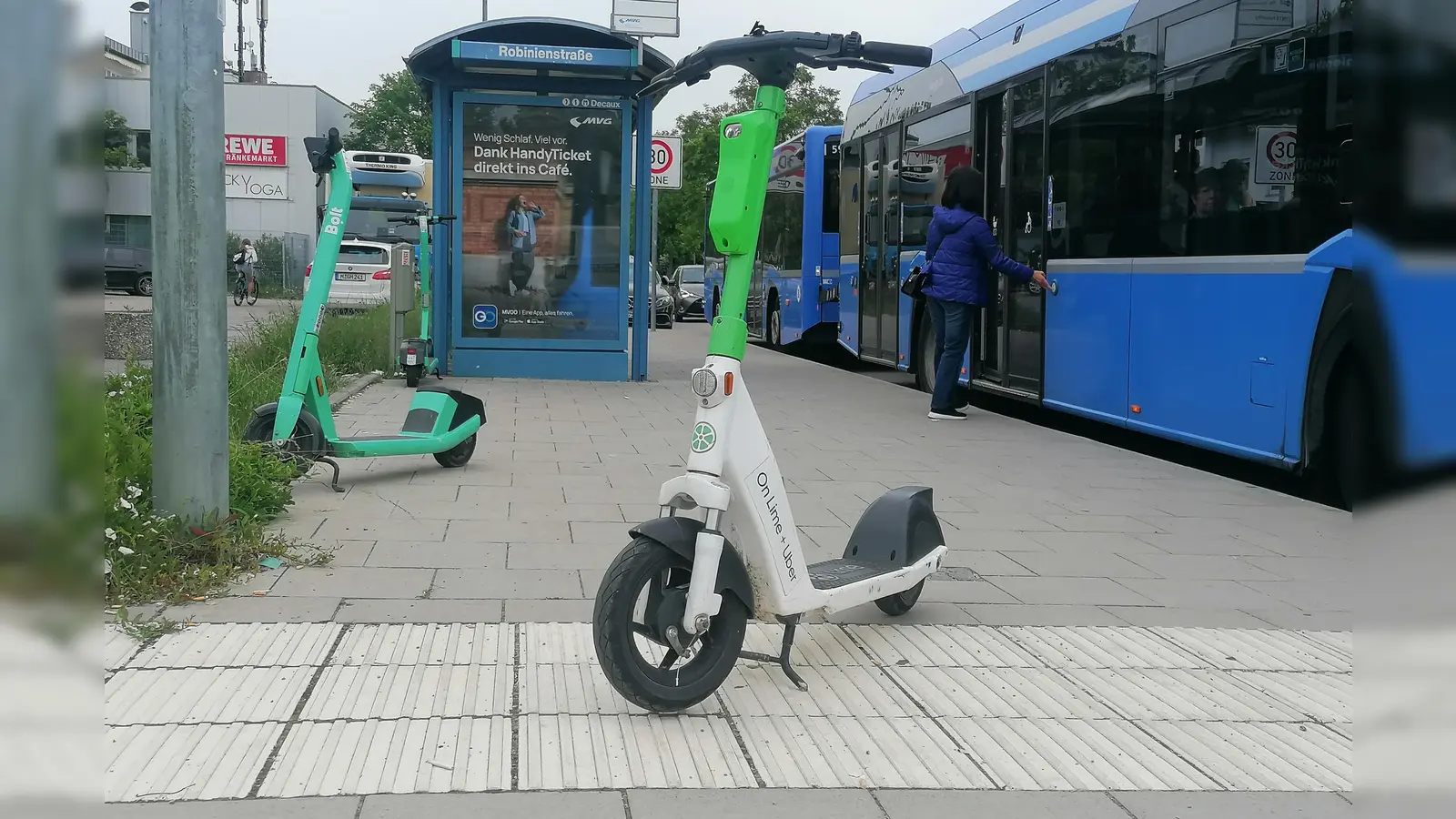 Dieser Scooter wurde am 14. Juni auf dem Leitstreifen der Bushaltestelle Robinienstraße als Stolperfalle für Sehbehinderte zurückgelassen. Lime versichert, dass dem Übeltäter eine Verwarngebühr berechnet wurde. Der bundeseinheitliche Bußgeldkatalog sieht für solche Fälle ein Verwarnungsgeld von 20 Euro vor. (Foto: job)