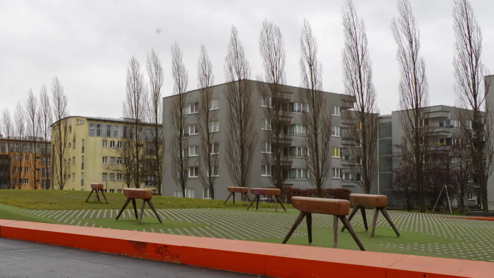 Der Bahndeckel bietet eigentlich eine große Spielfläche. Diese „Pferde“ allerdings laden bisher kaum jemanden zu Springübungen ein. Eventuell könnte eine zusätzliche Calisthenics-Anlage mehr für Fitnessübungen begeistern.  (Foto: Beatrix Köber)