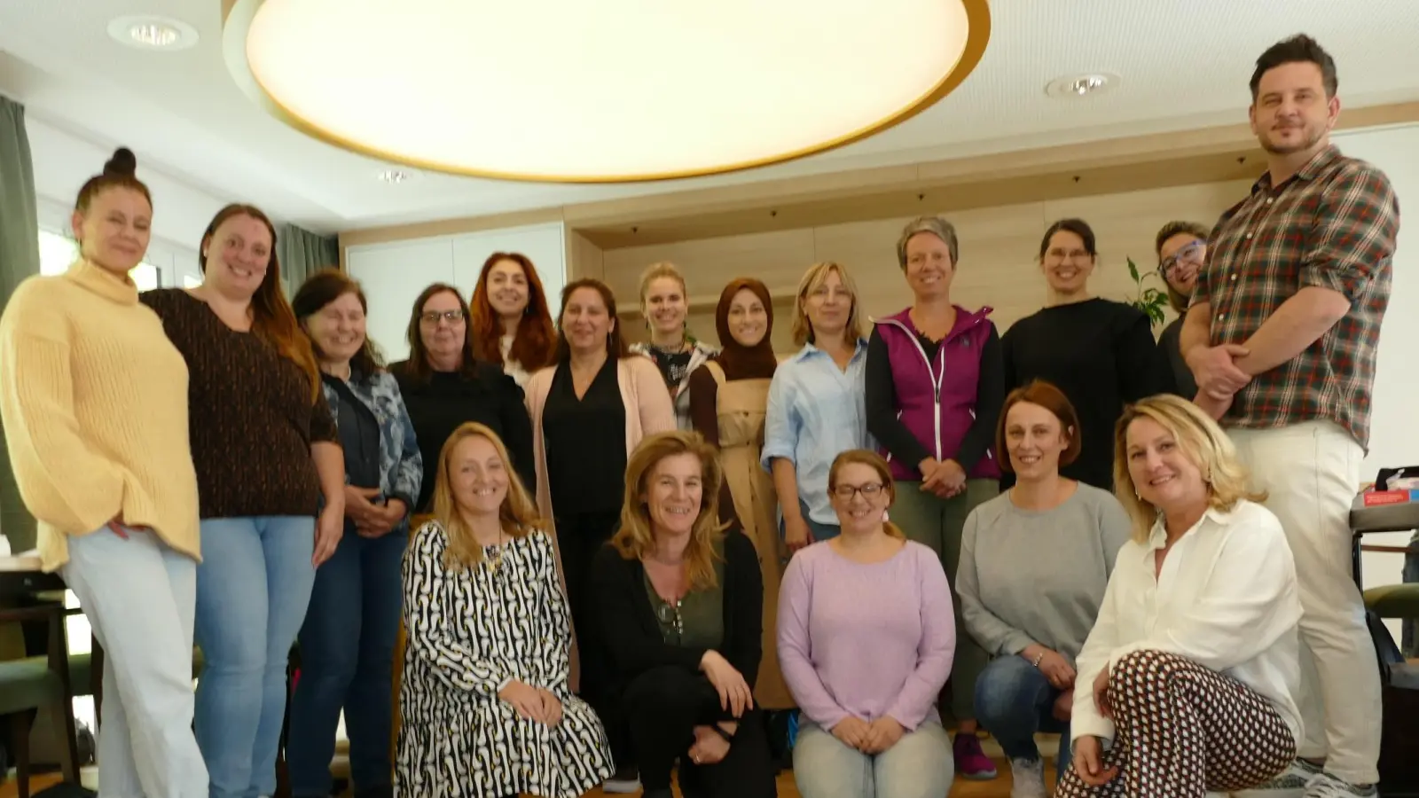 Die 16 zukünftigen Pädagogischen Fachkräfte mit Stefanie Hottarek (Leitung HDA, 3. von links) und Heike Jähne (Referentin, ganz rechts vorne). (Foto: BRK)